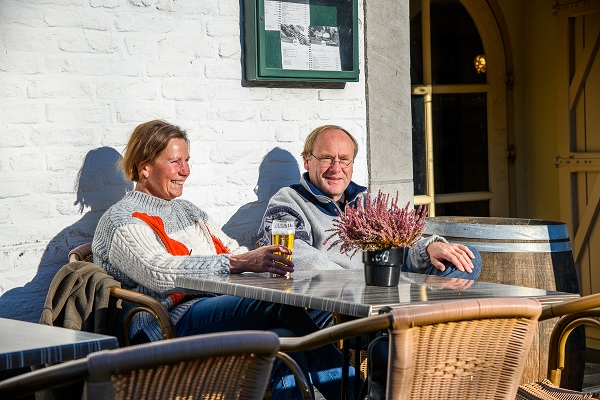 Mann und Frau genießen ein Getränk auf einer Terrasse in Thorn